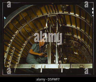 Produktion von B-24 Bombern und C-87 Transporten, Consolidated Aircraft Corp., Fort Worth, Texas. Cabbie Coleman, ehemalige Hausfrau, arbeitet im westlichen Flugzeugwerk. Einbau von Sauerstoffgestellen über dem Flugdeck (LOC) Stockfoto