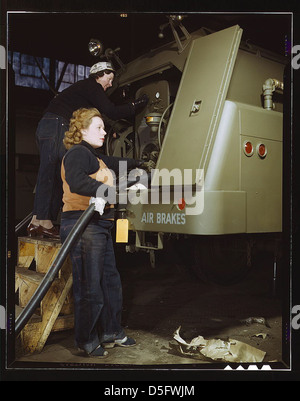 Helen Ryan, 41 Jahre alt (mit Mütze), Witwe und arbeitete in einer Schaufabrik, Heil and Co., Milwaukee, Wisconsin. Agnes Cliemka, 23 Jahre, verheiratet und Ehemann, kann jeden Tag in den Dienst gehen, Bruder in der Armee. [Sie] war früher Angestellte in einem dep[artmen]t Stockfoto