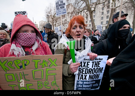 Demonstration im Zentrum von London gegen Kürzungen der Sozialleistungen und die umstrittene Schlafzimmer Steuern (einen Schnitt auf Wohngeld Stockfoto