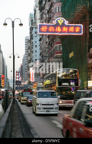 Belebte Straße in Mong Kok, Hong Kong, Asien Stockfoto