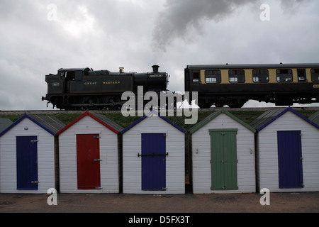 Dampfzug entlang der Seafront in Paignton Stockfoto