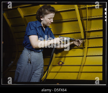 Betrieb einer Handbohrmaschine bei Vultee-Nashville, arbeitet Frau eine "Rache" Stuka, Tennessee (LOC) an Stockfoto