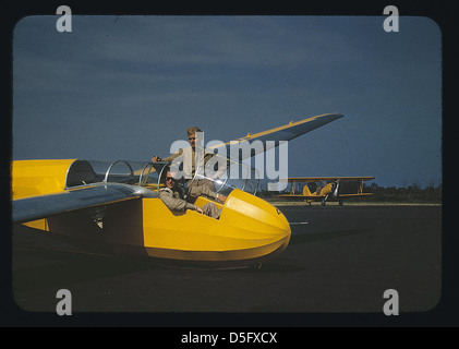 Marine Leutnant, Segelflieger in Ausbildung, bereit für den Start bei Page Field, Parris Island, S.C. Power-Schlepper im Hintergrund (LOC) Stockfoto