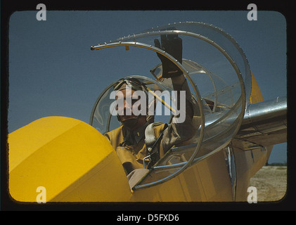 Im Cockpit eines Schweizer LNS-1-Flugzeuges ist während des Trainings auf Parris Island, South Carolina, ein Segelflieger des Marine Corps, Alfred T. Palmer, abgebildet. Das Bild zeigt die militärische Luftfahrt und die Ausbildung von Piloten. Stockfoto