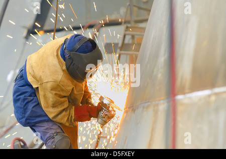 Schleifen von Metall im Inneren Werft Arbeiter Stockfoto