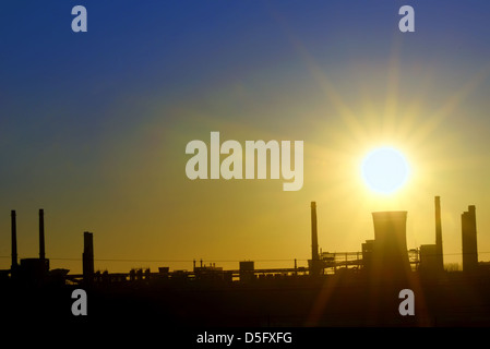 Industrielle Sonnenuntergang schießen im Frühling Stockfoto