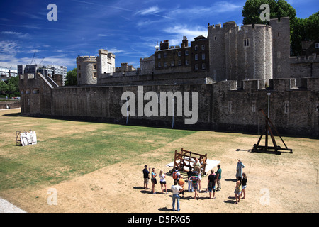 Die Wände und das Gelände des Tower von London, Nordufer, London City, England, Vereinigtes Königreich Stockfoto