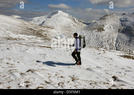 Schnee und Eis immer noch deutlich auf schottischen Berge nach einer extrem kalten März 2013. Beinn Luibhean ist aus der A83 auf den Rest und dankbar in Argyll und knapp über eine Stunde Fahrt von Glasgow. Im Hintergrund ist Beinn Narnain (Mitte hinter Walker) und der Schuster (hinter und auf der rechten Seite von Walker) Stockfoto