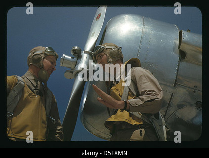 Ein Foto aus den 1940er Jahren, das Marine Leutnants und Piloten zeigt, die bei einem Abschleppflugzeug auf Page Field, Parris Island, South Carolina stehen. Das Bild fängt einen Moment des militärischen Trainings für Segelflieger während des Zweiten Weltkriegs ein Stockfoto