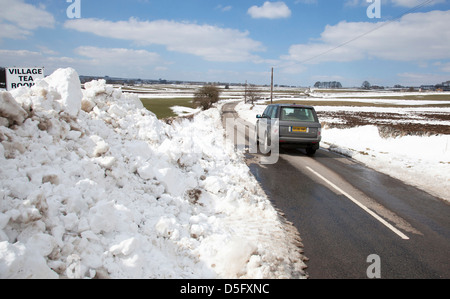 Ein Range Rover fahren auf einer Landstraße im Winter. Stockfoto