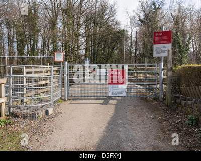 Unbemannte Bahnübergang über eine Bahnlinie am Glan-y-mor Elias in der Nähe von Llanfairfechan, Conwy, North Wales, UK, Großbritannien Stockfoto