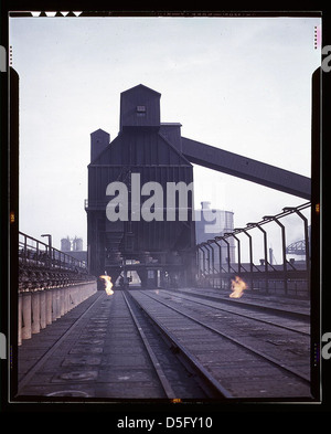 Eine Fotografie aus den 1940er Jahren, die die Hanna-Öfen der Great Lakes Steel Corporation in Detroit, Michigan, zeigt den Kohleturm über den Kohleöfen, ein Schlüsselmerkmal in der Stahlproduktion während der industriellen Ära. Stockfoto