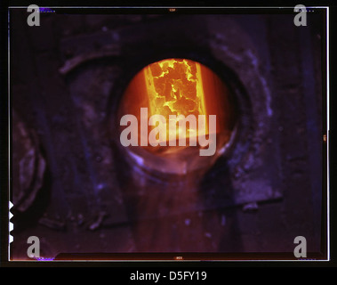 Eine Fotografie, die den Kohleturm auf Koksöfen in den Hanna-Öfen der Great Lakes Steel Corporation in Detroit, Michigan, in den 1940er Jahren zeigt Das Bild zeigt industrielle Prozesse in der Stahlproduktion. Stockfoto