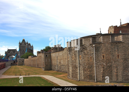 Die Wände und das Gelände des Tower von London, Nordufer, London City, England, Vereinigtes Königreich Stockfoto