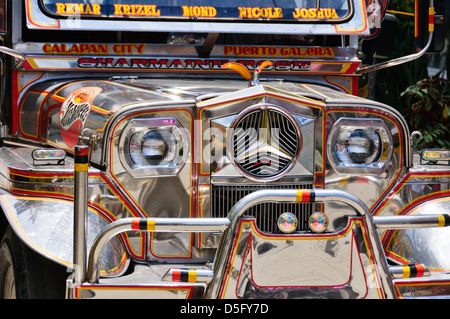 Jeepney – extravagant eingerichtet Stadtwerke Fahrzeug für den öffentlichen Nahverkehr in den Philippinen - Puerto Galera, Philippinen Stockfoto