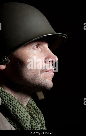 Porträt im Profil eines WW2 US-Soldaten vor einem schwarzen Hintergrund. Stockfoto