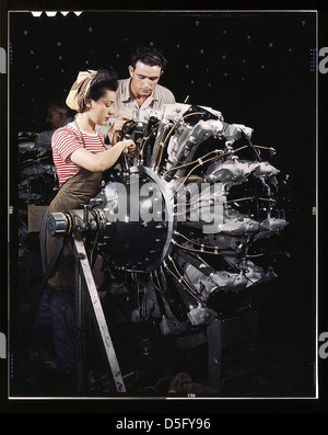 Eine Fotografie aus den 1940er Jahren, die Frauen zeigt, die während des Zweiten Weltkriegs bei der Douglas Aircraft Company in Long Beach, Kalifornien als Triebwerkmechaniker ausgebildet wurden. Stockfoto