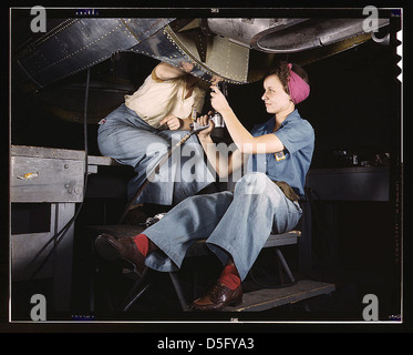 Ein Foto vom Oktober 1942, das Frauen zeigt, die an einer Flugzeugmontagelinie der Douglas Aircraft Company in Long Beach, Kalifornien, arbeiten. Während des Zweiten Weltkriegs stellen die Frauen einen Bomber zusammen, was einen wichtigen Beitrag zu den Kriegsanstrengungen darstellt. Stockfoto
