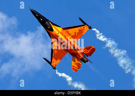 Royal Netherlands Air Force 323 Squadron General Dynamics f-16 bin Falcon "Orange Löwen' RIAT, RAF Fairford, Vereinigtes Königreich, 2010 kämpfen. Stockfoto