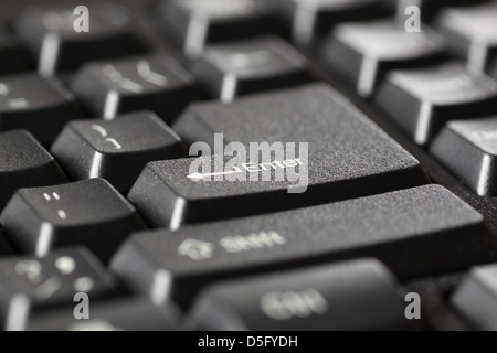 Nahaufnahme der Enter-Taste auf der Tastatur Stockfoto