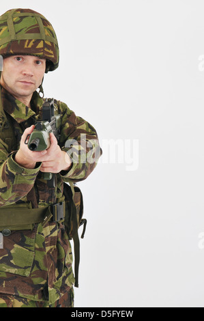 Britischer Soldat in grün Camouflage uniform Umweltgifte mit SA80 Gewehr. Stockfoto