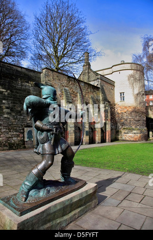 Statue von Robin Hood außerhalb Nottingham Castle, Stadtzentrum Nottingham, Nottinghamshire, England, UK Stockfoto