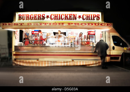 Fast-Food und Getränke LKW mit Burger, Hähnchen und Pommes frites in London, UK, Europa Stockfoto