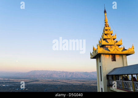 Aufzug nach oben Mandalay Hill - Blick auf Shan-Bergen, Mandalay, Shan-Staaten, Myanmar, Asien Stockfoto