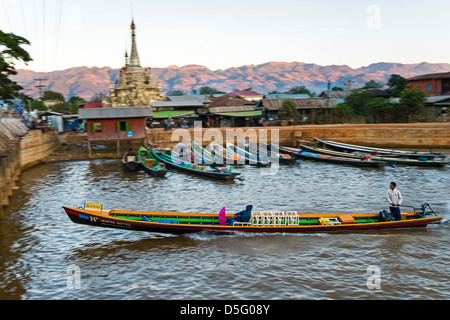 Longboat am Kanal zum Inle See, Nyaung Shwe, Shan-Staaten, Myanmar, Asien Stockfoto