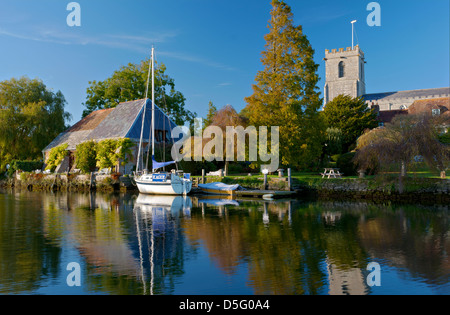 Fluß Frome in Wareham, Dorset mit Lady St. Mary Church im Hintergrund Stockfoto