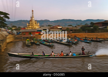 Longboat am Kanal zum Inle See, Nyaung Shwe, Shan-Staaten, Myanmar, Asien Stockfoto