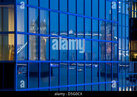 Reflexion der Tower Bridge in London, England Office Windows Stockfoto