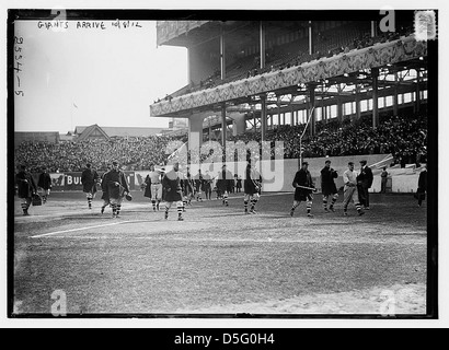 [New York Giants gehen auf das Feld auf dem Polo Grounds [New York] vor Spiel eins der World Series 1912, 8. Oktober 1912 (Baseball)] (LOC) Stockfoto