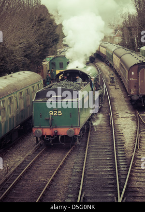 Southern Railways Schulen Klasse 4-4-0 Dampfmaschine verläßt No.925 "Cheltenham" Alresford Station auf der Mitte Hants Eisenbahn Stockfoto