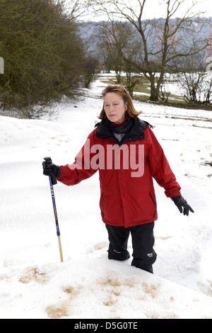 Frau, die im Winter in Großbritannien durch Tiefschneestrift läuft 2013 Unwetter raue Winter Hundespaziergänger Stockfoto