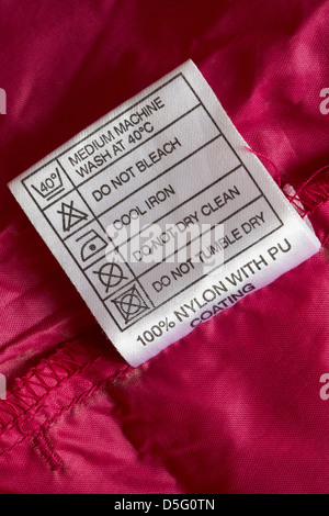 Etikett mit Waschanleitung in Kleidungsstück - 100% Nylon mit PU-Beschichtung – Pflegesymbole und Anweisungen Stockfoto