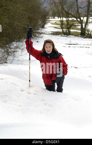 Frau, die im Winter in Großbritannien durch Tiefschneestrift läuft 2013 Unwetter raue Winter Hundespaziergänger Stockfoto