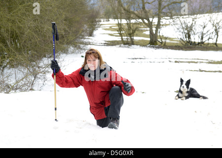 Frau, die im Winter in Großbritannien durch Tiefschneestrift läuft 2013 Unwetter raue Winter Hundespaziergänger Stockfoto