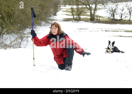 Frau, die im Winter in Großbritannien durch Tiefschneestrift läuft 2013 Unwetter raue Winter Hundespaziergänger Stockfoto