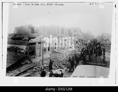 Dieses Foto von 1913 zeigt die Folgen des Ostertornados, der Omaha, Nebraska, traf. Das Bild zeigt die Zerstörung der 24th Street & Lake Street, mit Gebäuden in Ruinen nach der Zerstörung des Zyklons. Stockfoto