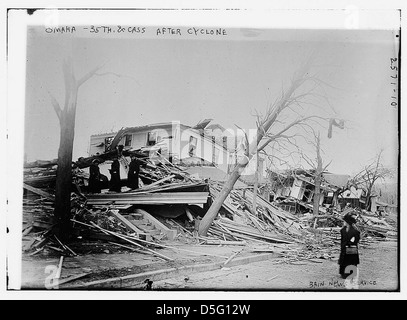 Diese Fotografie aus dem Jahr 1913 zeigt die Folgen des Ostertornados in Omaha, Nebraska, und zeigt die weitverbreiteten Schäden und Zerstörungen, die durch den Wirbelsturm verursacht wurden. Stockfoto