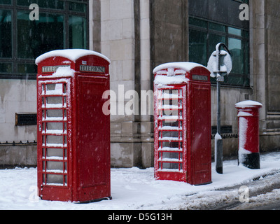 SHEFFIELD, Großbritannien - 23. MÄRZ 2013: Telefonstände und Postfach im Schnee Stockfoto