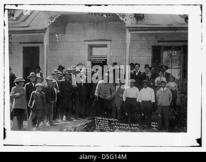 Das Bild vom 4. Juli 1912 zeigt Jack Johnson, der in seinem Schwergewichtskampf siegreich war, umgeben von seinem Team in Las Vegas, New Mexico. Stockfoto