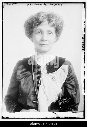Dieses Porträt von Emmeline Pankhurst aus dem Jahr 1912, die Anführerin der britischen Wahlrechtsbewegung, spiegelt ihre Stärke und Entschlossenheit im Kampf für Frauenrechte und Gleichberechtigung wider. Stockfoto