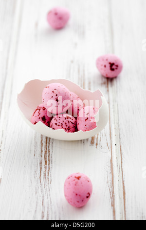 Zerbrochene Eierschale mit rosa Ostereier Stockfoto