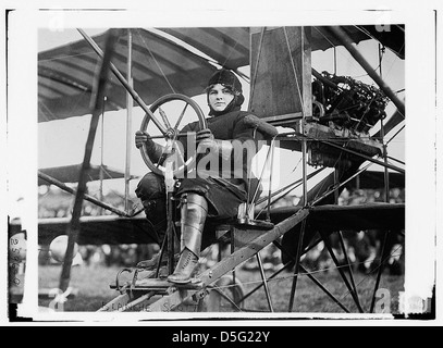 Blanche Scott, eine Pilotin und Pionierin, posiert mit ihrem Red Devil Flugzeug in Mineola, Long Island. Sie war eine der frühen Fliegerinnen und war in den 1910er Jahren für ihre innovativen Flugtechniken bekannt Stockfoto