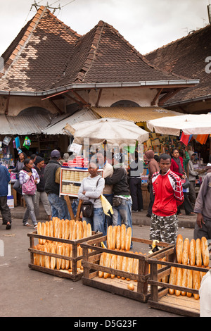 Antananarivo, Madagaskar Analakely, Marktstände Baguette Käse und Wurst Stockfoto