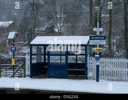 SHEFFIELD, Großbritannien - 23. MÄRZ 2013: Station Waiting Room auf Plattform in Grindleford im Winter im Peak District Stockfoto