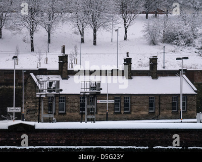 SHEFFIELD, Großbritannien - 23. MÄRZ 2013: Sheffield Rail Station in the Snow Stockfoto