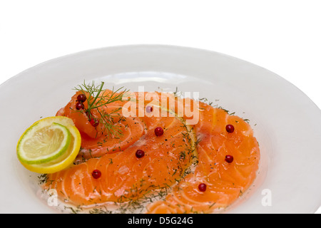 Lachs-Carpaccio mit rosa Pfeffer, Dill und Saft von Zitronen Stockfoto